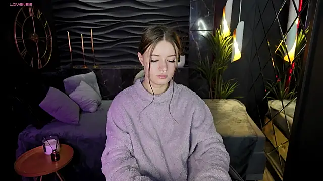 Snapshot of Lily_Moonlight chatting on 12/26/24, 08:18 Lily Moonlight online show from 12/26/24, 08:18