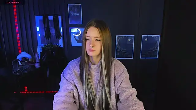 Snapshot of Lily_Moonlight chatting on 12/30/24, 11:37 Lily Moonlight online show from 12/30/24, 11:37