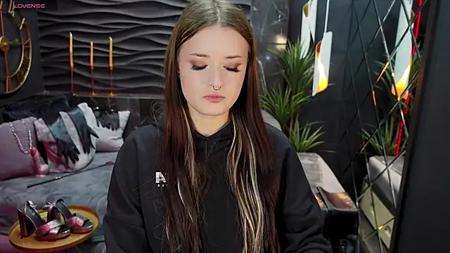 Snapshot of Lily_Moonlight chatting on 02/19/25, 02:01 Lily Moonlight online show from 02/19/25, 02:01