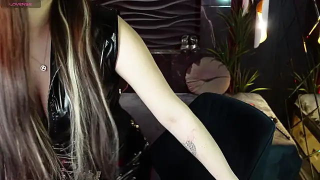 Snapshot of Lily_Moonlight chatting on 03/20/25, 10:32 Lily Moonlight online show from 03/20/25, 10:32