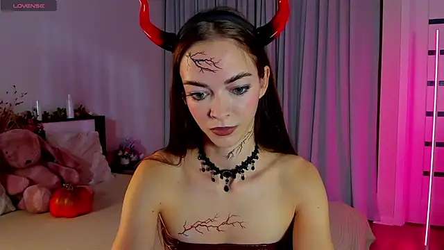 Undertheskin online show from 10/31/25, 01:12