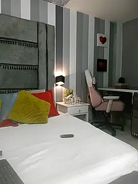 Julianewell online show from 11/11/25, 12:38