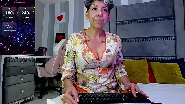 Snapshot of Julianewell chatting on 06/29/26, 12:27 Julianewell online show from 06/29/26, 12:27