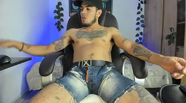 Snapshot of mikee_scooth chatting on 02/17/25, 05:14 mikee scooth online show from 02/17/25, 05:14