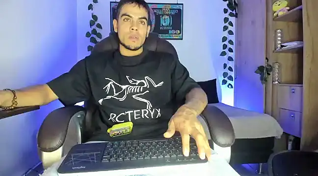 Snapshot of mikee_scooth chatting on 03/07/25, 03:29 mikee scooth online show from 03/07/25, 03:29