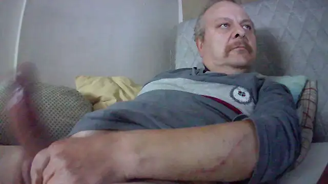 Snapshot of amylrmm1903 chatting on 10/12/25, 03:11 amylrmm1903 online show from 10/12/25, 03:11