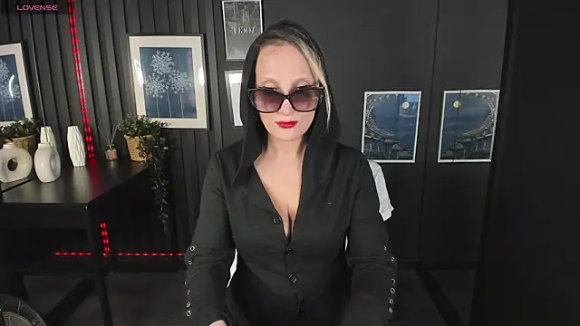 Queen Anna  online show from 01/24/25, 07:49