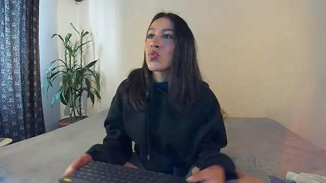 EmiGomez  online show from 02/11/25, 07:16