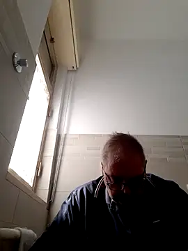 Snapshot of bluangelo chatting on 11/06/25, 10:05 bluangelo online show from 11/06/25, 10:05