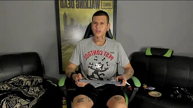 Snapshot of jamesinked_ chatting on 01/04/25, 02:14 jamesinked  online show from 01/04/25, 02:14