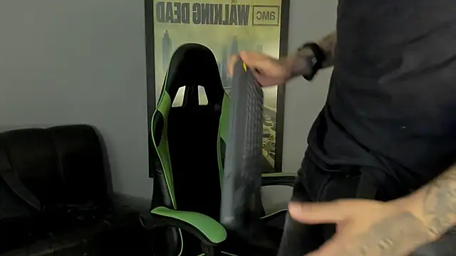 Snapshot of jamesinked_ chatting on 02/09/25, 06:37 jamesinked  online show from 02/09/25, 06:37