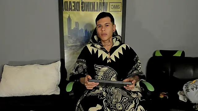 Snapshot of jamesinked_ chatting on 03/19/25, 12:48 jamesinked  online show from 03/19/25, 12:48