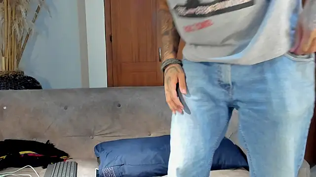 Snapshot of jamesinked_ chatting on 10/18/25, 02:25 jamesinked  online show from 10/18/25, 02:25