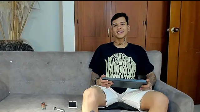 Snapshot of jamesinked_ chatting on 10/28/25, 07:27 jamesinked  online show from 10/28/25, 07:27