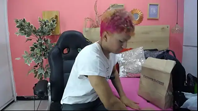 Snapshot of aslyhernandez_7 chatting on 03/02/26, 12:01 aslyhernandez 7 online show from 03/02/26, 12:01