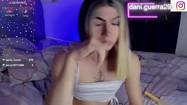 Snapshot of saskya chatting on 12/17/25, 11:38 saskya online show from 12/17/25, 11:38