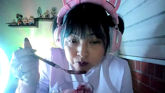 Snapshot of Shaddycute_ chatting on 06/06/26, 01:43 Shaddycute online show from 06/06/26, 01:43
