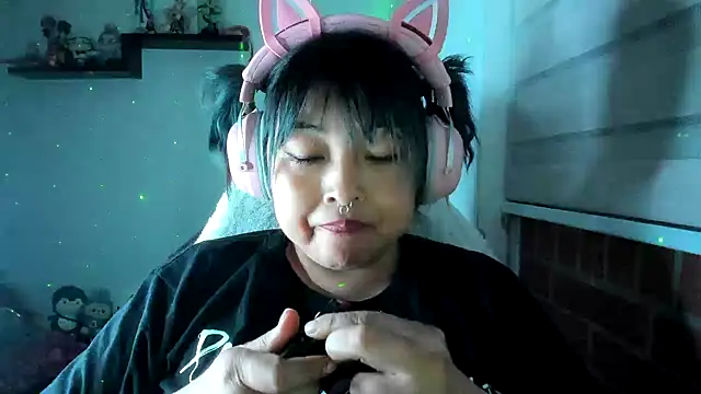 Snapshot of Shaddycute_ chatting on 06/17/26, 11:49 Shaddycute online show from 06/17/26, 11:49