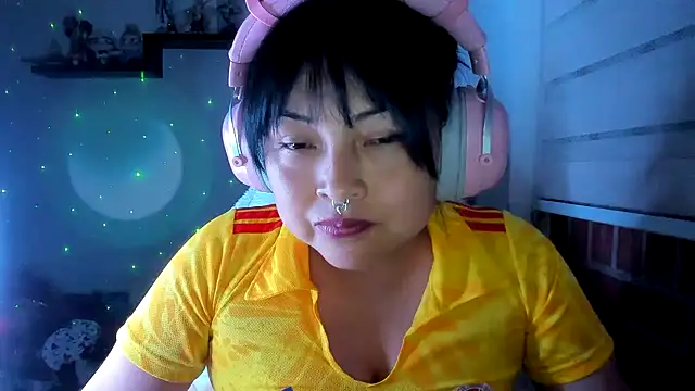 Snapshot of Shaddycute_ chatting on 06/24/26, 04:11 Shaddycute online show from 06/24/26, 04:11