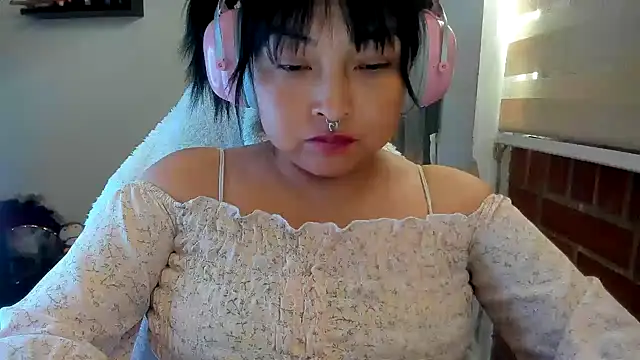 Snapshot of Shaddycute_ chatting on 06/24/26, 04:17 Shaddycute online show from 06/24/26, 04:17