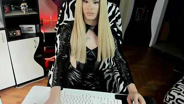 EvelynLexy online show from 11/28/25, 08:39