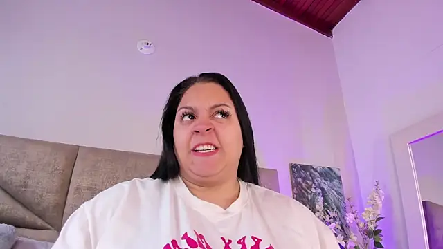 Snapshot of Salomesimos1 chatting on 02/13/25, 05:44 Salomesimos1 online show from 02/13/25, 05:44