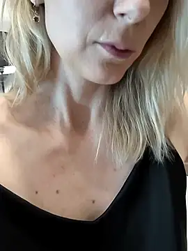 AvelinaLeoni online show from 10/23/25, 08:35