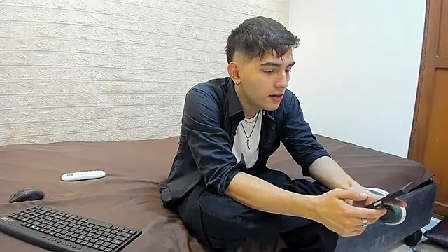 Snapshot of DiegoRogue_ chatting on 12/18/24, 01:12 DiegoRogue online show from 12/18/24, 01:12