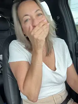 Snapshot of Cherry-red-xo chatting on 09/24/25, 04:32 Cherry-red-xo online show from 09/24/25, 04:32