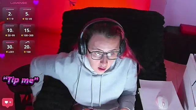 bonnie moon  online show from 10/25/25, 07:41