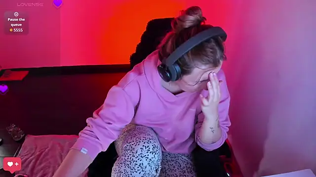 bonnie moon  online show from 03/31/26, 08:53