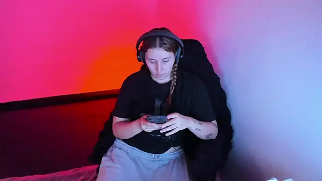 bonnie moon  online show from 04/14/26, 05:41