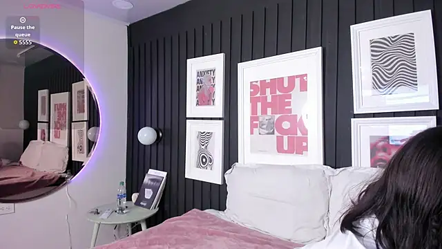 Kayla stern  online show from 11/12/25, 07:35