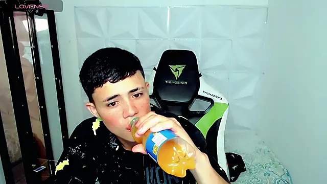 Snapshot of bby_santi chatting on 12/04/24, 01:20 bby santi online show from 12/04/24, 01:20