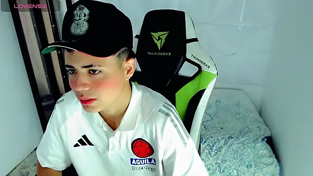 Snapshot of bby_santi chatting on 12/06/24, 01:22 bby santi online show from 12/06/24, 01:22