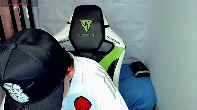 Snapshot of bby_santi chatting on 12/17/24, 12:54 bby santi online show from 12/17/24, 12:54