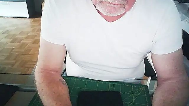 Snapshot of MrBob60 chatting on 06/19/26, 11:47 MrBob60 online show from 06/19/26, 11:47