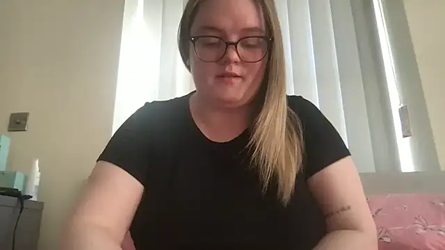 honeyyy24 online show from 04/24/26, 05:26