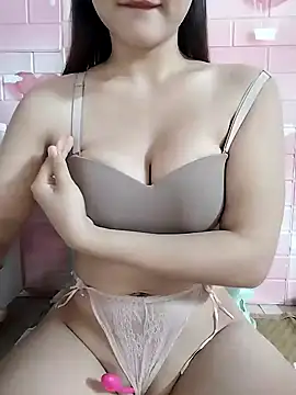 Snapshot of Henie_x chatting on 12/13/24, 03:16 Henie x online show from 12/13/24, 03:16