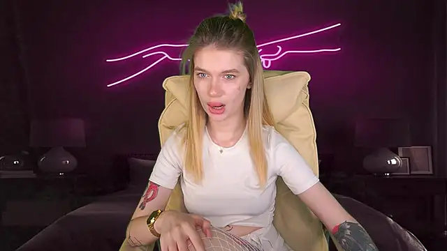 Snapshot of AnacondaOn chatting on 03/14/25, 06:18 AnacondaOn online show from 03/14/25, 06:18