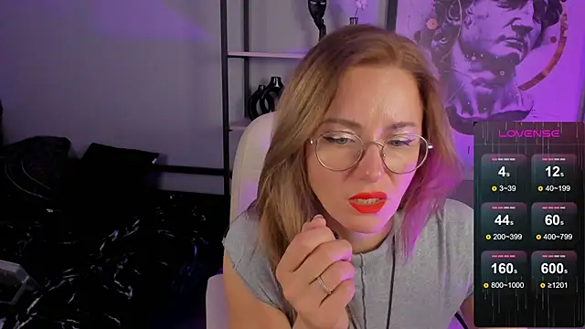 LadyIzabel online show from 10/28/25, 09:35