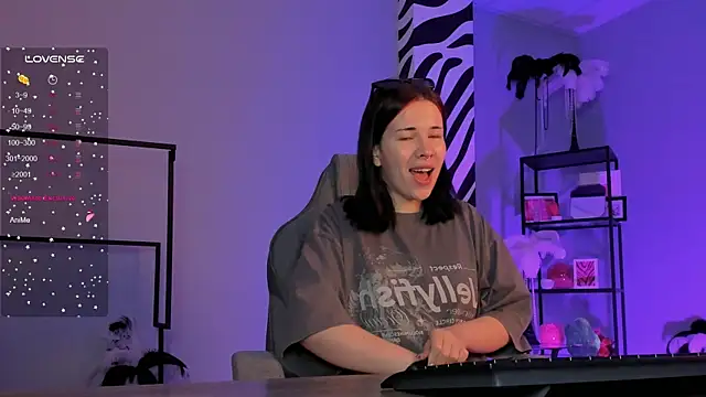 AliceSunday online show from 09/26/25, 01:53