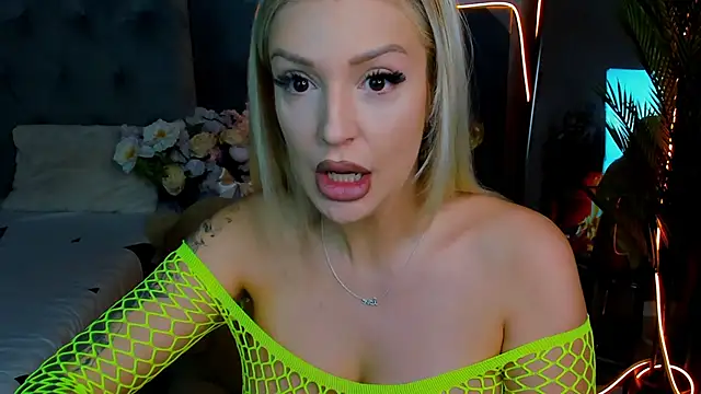 Snapshot of glossy_blondegirl chatting on 09/18/25, 06:54 glossy blondegirl online show from 09/18/25, 06:54