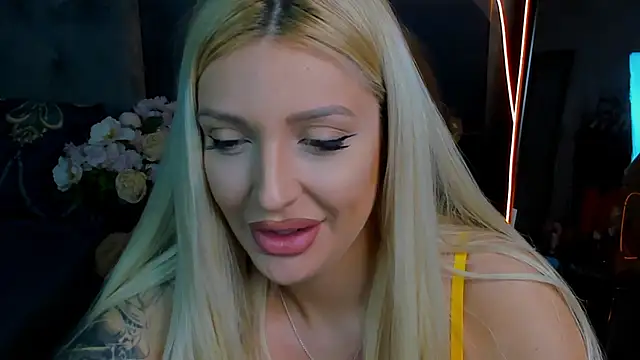 Snapshot of glossy_blondegirl chatting on 10/08/25, 01:20 glossy blondegirl online show from 10/08/25, 01:20