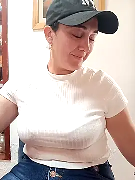 skayhot  online show from 02/18/25, 04:16