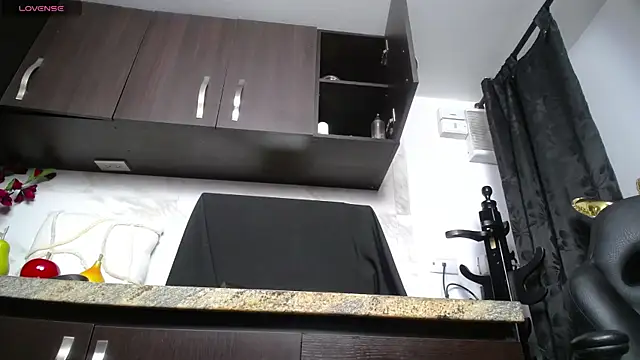 iniyalaboni online show from 10/13/25, 08:20