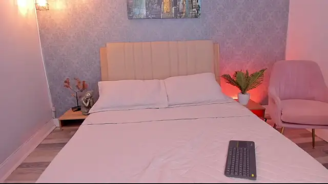 DahianaWalcott online show from 12/12/24, 09:48