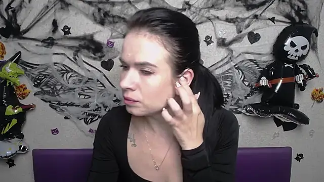 JasmineKouch online show from 10/28/25, 06:28