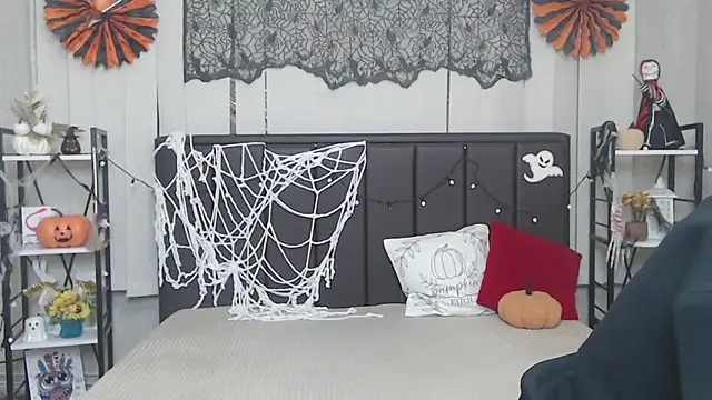 LauraHlot online show from 10/28/25, 06:10