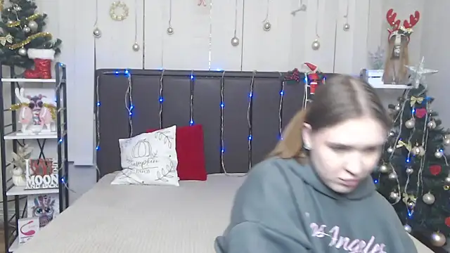 LauraHlot online show from 12/19/25, 06:48